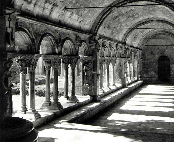 Arles, saint Trophime : le cloître. Vue générale