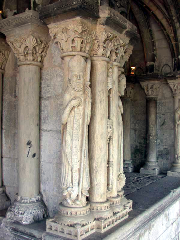 Saint Martin de Boscherville : l’abbatiale Saint Georges. Pilier de la salle capitulaire avec statues colonnes