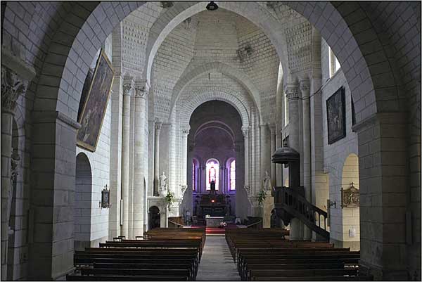 Loches (Indre et Loire) : Saint Ours, ancienne collégiale Notre-Dame. La nef et ses coupoles de « dubes ».