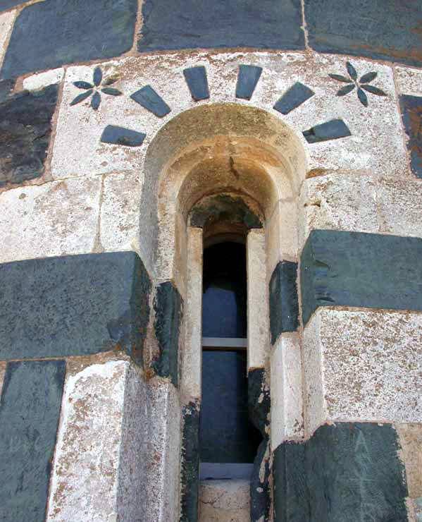 Murato (Haute Corse) : l’église San Michele. Fenêtre du chevet