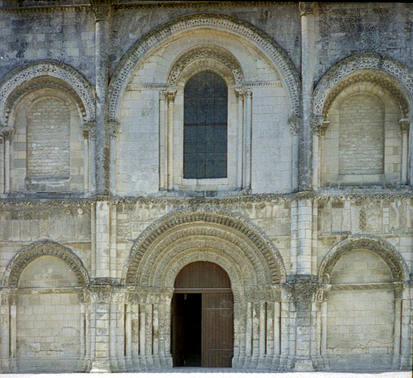 Saintes (Charente Maritime) : abbatiale Sainte-Marie des Dames. La façade