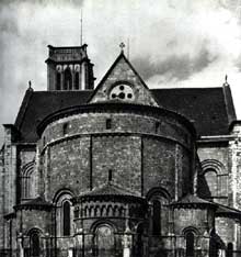 La cathédrale Saint-Caprais d’Agen a été édifiée au XIIe siècle sur l’emplacement d’une basilique épiscopale construite au VIe siècle, saccagée par les Normands en 853 puis restaurée, elle constituait initialement une collégiale. Le chevet