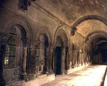Arles, saint Trophime : le cloître, galerie intérieure