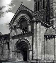 Aulnay du Saintonge : saint Pierre de la Tour. Le croisillon sud du transept