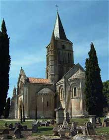 Aulnay du Saintonge : saint Pierre de la Tour. Abside et transept
