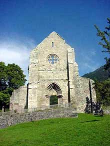 Aulps en Haute Savoie : l’abbaye cistercienne du XIè : une architecture de transition. Façade de l’abbatiale
