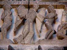 Autun, cathédrale saint Lazare : la façade occidentale : le linteau. Partie centrale. Un ange armé d’une épée procède, avant même le jugement céleste, au partage entre élus et réprouvés
