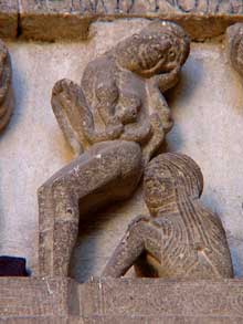 Autun, cathédrale saint Lazare : la façade occidentale : le linteau. Partie droite : les damnés. Un ivrogne et une femme de mauvaise vie dévorée par deux serpents
