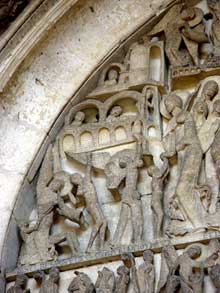 Autun, cathédrale saint Lazare : la façade occidentale : le tympan, partie droite du Christ : le groupe des élus de la première heure