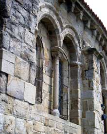 Auzon en Haute Loire : la collégiale saint Laurent, de la seconde moitié du XIIè. Détail du chevet