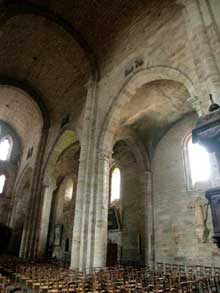 Beaulieu sur Dordogne, l’abbatiale. La nef centrale.