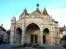 Beaune : la collégiale Notre Dame est construite au XIIè sur les plans de Cluny. La façade