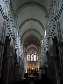Beaune : la collégiale Notre Dame est construite au XIIè sur les plans de Cluny. La nef centrale