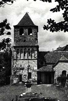 Bessuéjouls (Aveyron) :l’église Saint-Pierre. Le clocher porche, face sud.