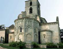 Bourg Charente. Eglise du Prieuré Saint Jean. Le chevet de l’église.
