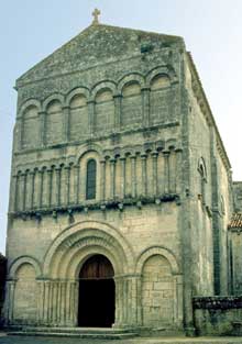 Bourg Charente. Eglise du Prieuré Saint Jean. La façade.
