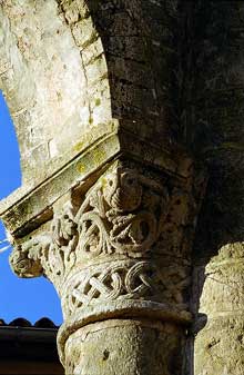 Charroux, abbaye bénédictine de Saint Sauveur. La tour centrale : chapiteaux
