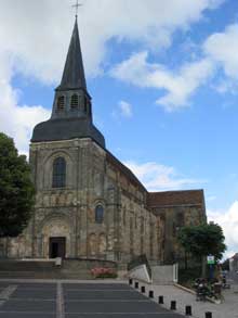 Châteaumeillant dans le Cher : l’église saint Genès. 