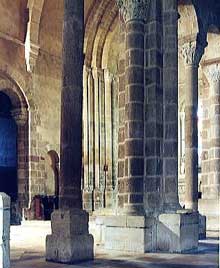 Châteaumeillant dans le Cher : l’église saint Genès. La nef.