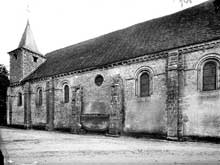 Chézal-Benoît (Cher) : l’ancienne église abbatiale saint Pierre. Côté nord
