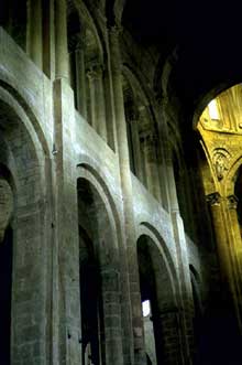Conques en Aveyron : Sainte Foy, l’intérieur de l’abbatiale. Elévation de la nef, coté nord