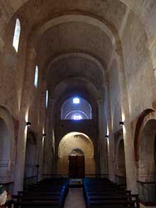 Cruas (Ardèche) Eglise abbatiale Notre Dame de Provence. La nef