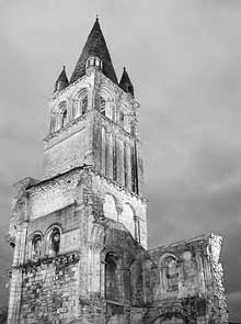 Déols (Indre) : l’abbaye Notre Dame de Bourg-Dieu. Le clocher