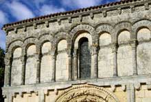 Echillais (Charente Maritime) : église Sainte Marie. La façade, registre supérieur