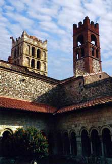 Elne, ancienne cathédrale sainte Eulalie. Vue sur la façade occidentale depuis le cloître