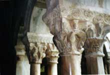 Elne, ancienne cathédrale sainte Eulalie. Chapiteaux à griffons du cloître