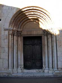 Espira de l’Agly (Pyrénées Orientales) : l’église sainte Marie. Le portail