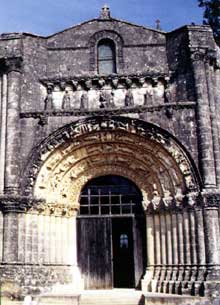 Fenioux (Charente Maritime) : l’église saint Pierre : portail