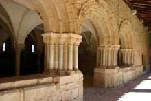 Flaran (Gers) : abbaye cistercienne. Le cloître. Partie gothique