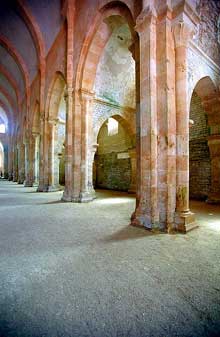 Fontenay en Côte d’Or : l’abbaye cistercienne : façade occidentale de l’abbatiale