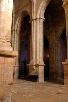 L’abbaye de Fontfroide : vue de la croisée sur la nef et le collatéral nord de l’abbatiale