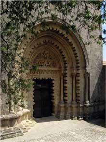 Ganagobie (Basses Alpes) : le prieuré bénédictin. Le portail