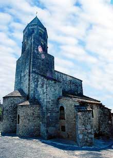 La Garde Adhémar (Drôme) : église saint Michel. Vue général