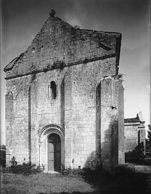 Geay (Charente Maritime) : Prieuré  Notre Dame de l’Assomption. La façade occidentale.