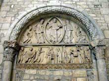 La Charité sur Loire, église abbatiale Notre Dame : second tympan de la façade occidentale actuellement sur le mur du fond du bras sud du transept
