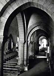 Lanobre (Cantal) : église paroissiale Notre Dame. La nef et le bas-côté