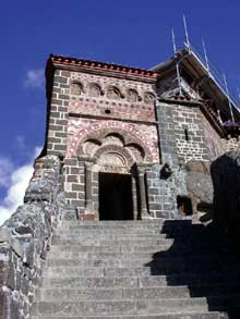 Le Puy en Velay. Saint Michel d’Aiguilhe, portail d’entrée