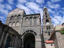 Le Puy en Velay. La cathédrale Notre Dame. Le porche du For sur la face est du transept sud