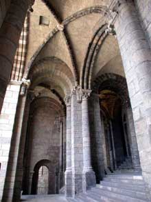Le Puy en Velay. La cathédrale Notre Dame. Le porche d’entrée : la porte dorée
