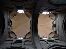 Le Puy en Velay. La cathédrale Notre Dame. La nef : les deux travées médianes, voûtées de coupoles