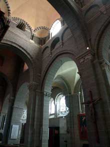 Le Puy en Velay. La cathédrale Notre Dame. Elévation de la nef et bas-côté.