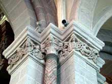 Le Puy en Velay. La cathédrale Notre Dame. Pilier de la nef et ses chapiteaux