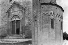 Le Thor (Vaucluse) : l’église Notre Dame du Lac. Portail occidental et abside