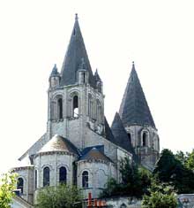 Loches (Indre et Loire) : Saint Ours, ancienne collégiale Notre-Dame. Vue sur le chevet et le côté nord de l’édifice