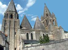 Loches (Indre et Loire) : Saint Ours, ancienne collégiale Notre-Dame. Vue sur le côté sud de l’édifice. A gauche, le clocher porche et ses massifs contreforts
