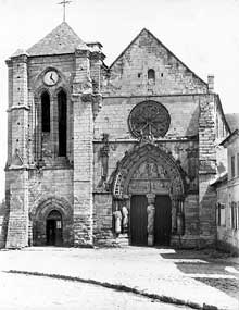 Longpont sur Orge (Essonne) : basilique Notre dame de la Bonne Garde. Façade occidentale et portail gothique
